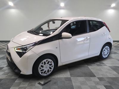 une photo d'une petite voiture blanche dans un showroom