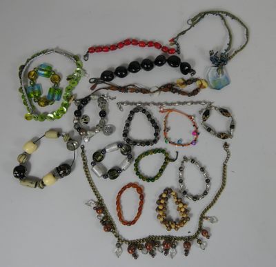 Bracelets et colliers fantaisie, perles, plastique ou verre.