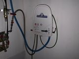 un chauffe-eau fixé au mur dans une salle de bains