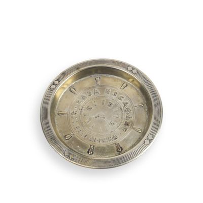 un plateau en argent orné d'une horloge, posé sur un fond blanc