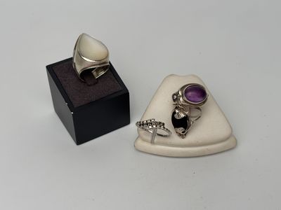 paire de bagues en argent avec de l'améthorate et de l'améthorate