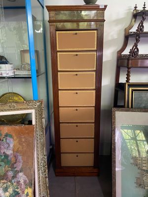 un grand meuble en bois dans le coin d'une pièce