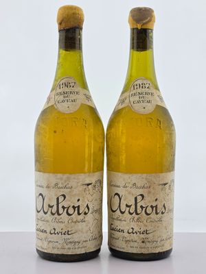 deux bouteilles de vin posées l'une à côté de l'autre sur une table