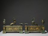 deux statues en bronze représentant un cheval et un homme assis sur un banc