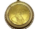 une image représentant un pendentif en forme de pièce d'or sur lequel figure une femme