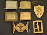 un lot de boucles de ceinture anciennes en laiton et d'autres objets