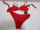 ensemble de bikini rouge avec des liens rouges et des étiquettes sur le bas