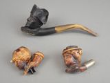 trois figurines représentant un homme avec une pipe et un chapeau