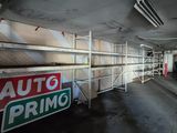 une photo d'un parking avec un panneau indiquant « Auto Priino »