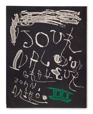 tableau noir sur lequel on voit une inscription en blanc et un marqueur vert, avec un marqueur vert