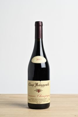 une bouteille de vin posée sur une table en bois