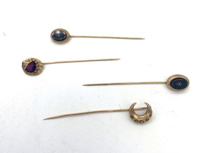 trois paires de boucles d'oreilles plaquées or, ornées d'améthyste et de saphir
