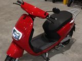 un scooter rouge garé dans un garage