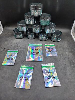 de nombreuses boîtes de papier d'aluminium posées par terre