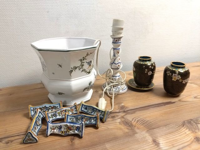 Moustier : cache pot, porte-couteaux, un pied de lampe. Joint deu