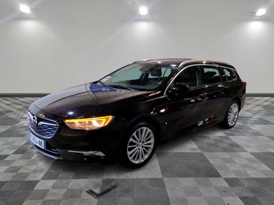 la voiture noire est garée dans le garage sur un sol en damier