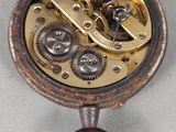 une montre de poche posée sur une table