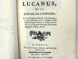 un livre ouvert posé sur une table à côté d'une feuille de papier