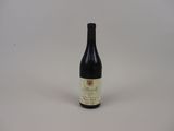 la bouteille de vin est posée sur une surface blanche