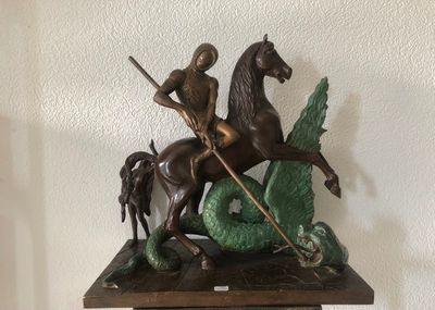 une statue représentant un homme à cheval chevauchant un dragon