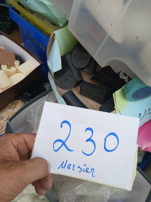 une personne tenant un bout de papier sur lequel figure une étiquette de prix