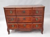 une commode ancienne dotée de poignées en laiton sur chaque tiroir
