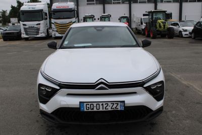 la photo d'une voiture blanche garée dans un parking
