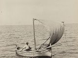 une photo en noir et blanc d'un petit bateau sur l'eau