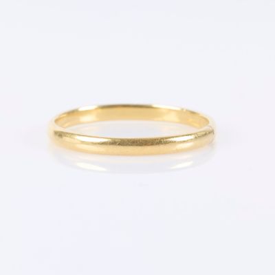 une bague en or à l'anneau fin sur fond blanc