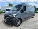La camionnette grise est garée sur un parking avec d'autres véhicules.
