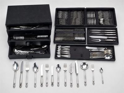 de nombreux types d'argenterie dans une boîte noire