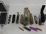 de nombreux outils de toutes sortes disposés sur la table