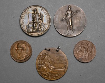 quatre types de pièces différents sont représentés sur une surface grise