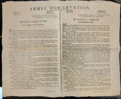 un vieux livre, dont une page est ouverte, posé sur une table