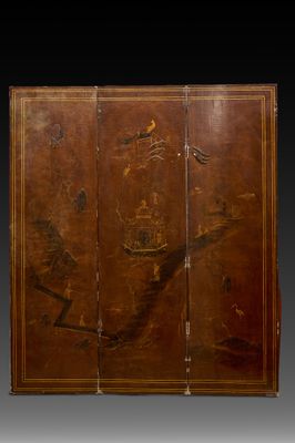 un paravent ancien en bois orné d'une peinture représentant un navire
