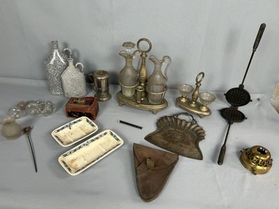 un grand nombre d'objets posés sur une table