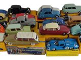 tout un tas de petites voitures posées sur une boîte