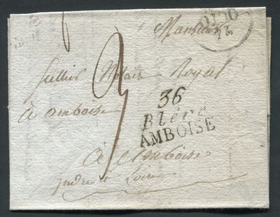 un vieux bout de papier sur lequel il y a des inscriptions, posé sur une surface noire
