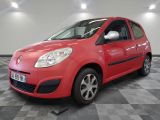 la petite voiture rouge est garée dans le garage sur un sol en damier