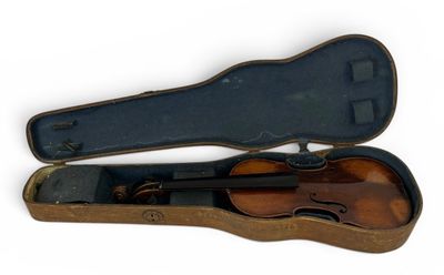 un vieil étui à violon contenant un violon, posé sur une surface blanche