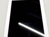 une image représentant une tablette blanche posée sur une table