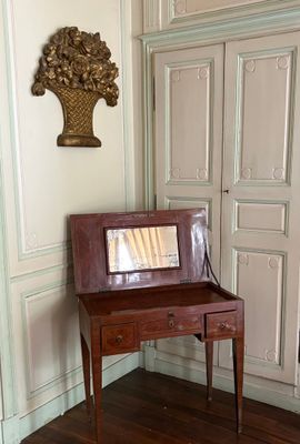 une petite table avec un miroir dans une pièce