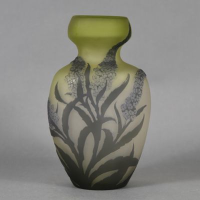 un vase vert orné d'un motif noir et blanc