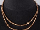 un collier à chaîne en or sur un mannequin mannequin mannequin mannequin mannequin mannequin mannequin mannequin mannequin mannequin