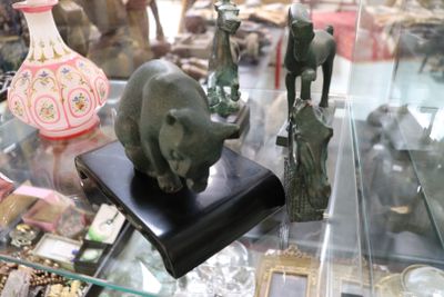 une vitrine en verre contenant divers objets