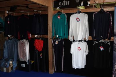 beaucoup de vêtements suspendus à une étagère dans un magasin