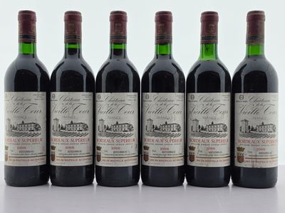 six bouteilles de vin rouge alignées