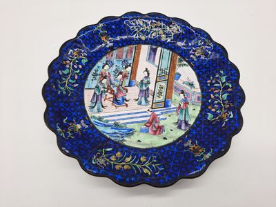 une assiette bleue décorée d'une peinture, accrochée au mur