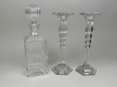 trois vases en verre posés l'un à côté de l'autre sur une table
