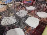 de nombreuses chaises disposées sur un tapis dans une pièce